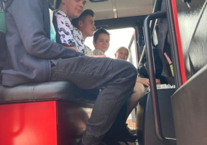 Siódmoklasiści w samochodzie OSP